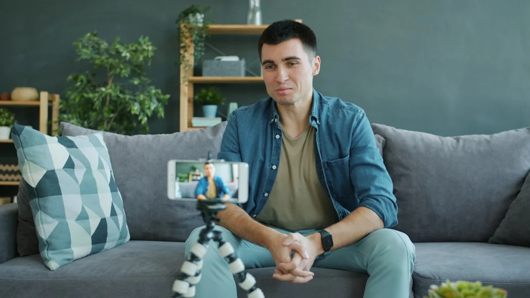 Notes adhésives avec des idées de marketing pour les fêtes fixées sur une grille murale.