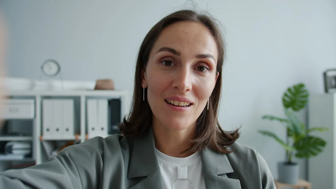 Une personne tient un smartphone et consulte le profil Instagram de SumUp.